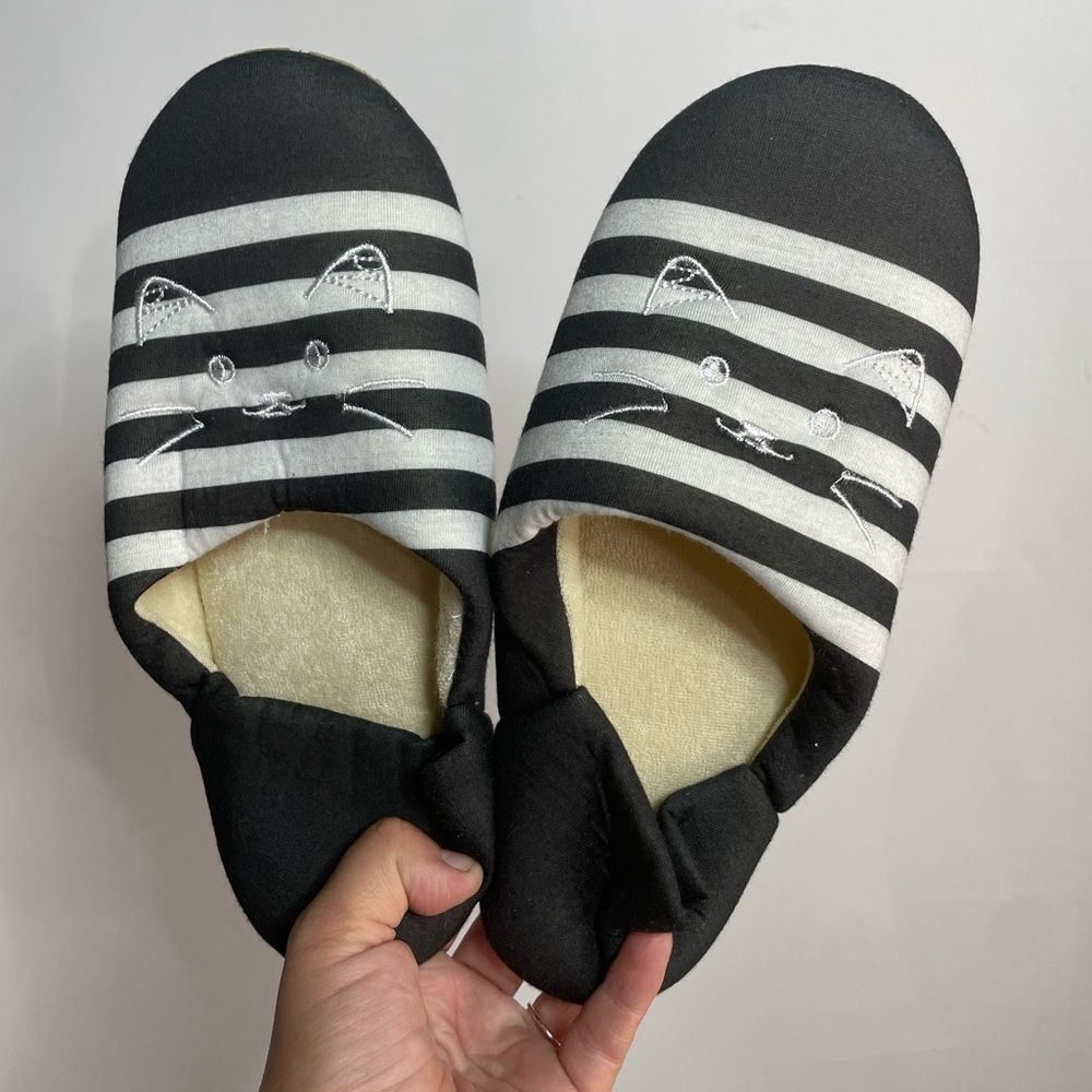 5 for $25🔥Daiso Cozy Terry Lined Kitty Slippers Size 7